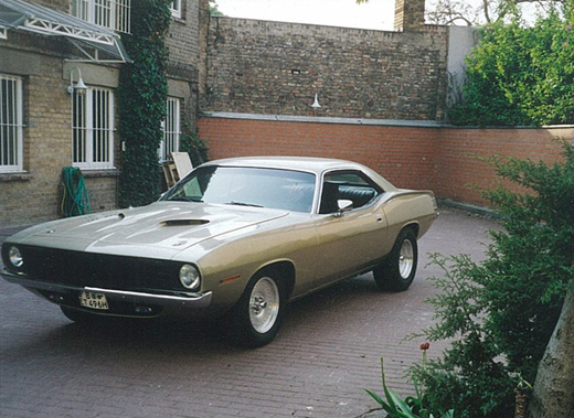 Goldfarbener 70er Barracuda