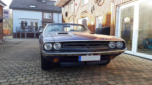 Challenger mit offenem Verdeck von vorne